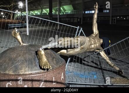 Lo staue del calciatore Zlatan Ibrahimovic posto nella piazza accanto allo stadio di calcio di Stadion a Malmo, Svezia, è stato completamente abbattuto e distrutto durante la notte 05 gennaio 2019. Foto: Johan Nilsson / TT / Kod 50090 Foto Stock