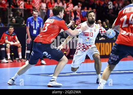 Goeran Johannessen in Norvegia (a sinistra) e Zlatko Horvat in Croazia durante la semifinale tra Norvegia e Croazia durante il Campionato europeo di pallamano maschile di Stoccolma, Svezia, il 24 gennaio 2020. Foto: Erik Simander / TT code 11720 Foto Stock