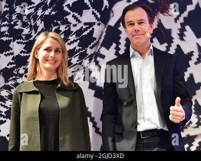 Helena Helmersson, nuovo CEO di H&M, e il CEO di dimissioni Karl-Johan Persson durante la presentazione della società del rapporto finanziario Giovedi, 30 gennaio 2010 Foto: Jonas Ekstromer / TT Kod 10030 Foto Stock