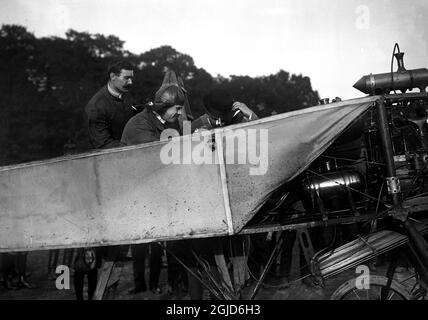 Il barone e pioniere dell'aviazione Carl Cederstrom (1867-1918) con il suo aereo Nordstjernan e un assistente. Baonen si alza a sinistra. Foto Stock