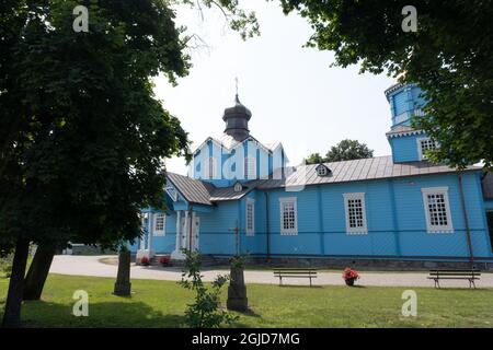 Narew, Polonia - 12 luglio 2021: Chiesa blu ortodossa dell'Esaltazione della Santa Croce. Estate giorno di sole Foto Stock