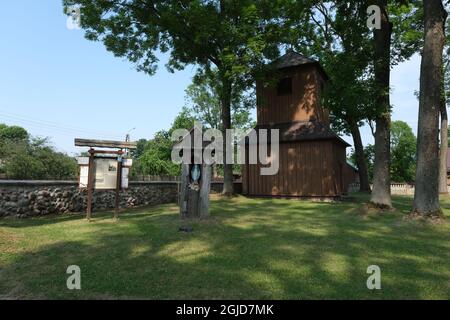 Narew, Polonia - 12 luglio 2021: Chiesa ortodossa marrone. Parrocchia dell'Assunzione della Beata Vergine Maria e San Stanislao il Vescovo e Martire. Dom Foto Stock