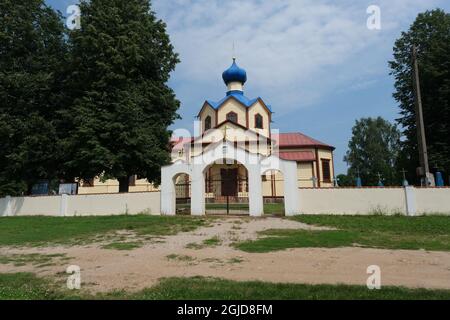 Narew, Polonia - 12 luglio 2021: Chiesa gialla ortodossa. San Giacomo Apostolo. Estate giorno di sole Foto Stock
