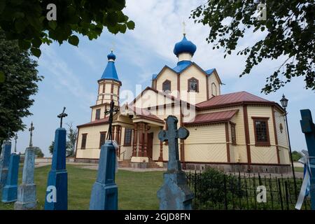 Narew, Polonia - 12 luglio 2021: Chiesa gialla ortodossa. San Giacomo Apostolo. Estate giorno di sole Foto Stock