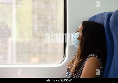 la giovane donna che indossa gli occhiali si riposa sul treno. la donna d'affari ama le sue vacanze in treno. tempo per rilassarsi. tempo per rilassarsi durante il viaggio Foto Stock
