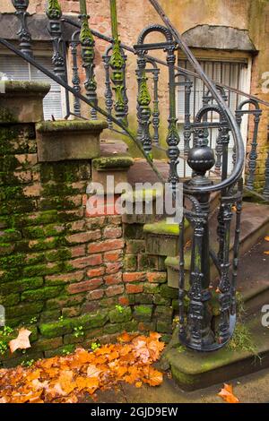 USA, Georgia, Savannah. Ringhiera in ferro battuto in casa nel quartiere storico. Foto Stock