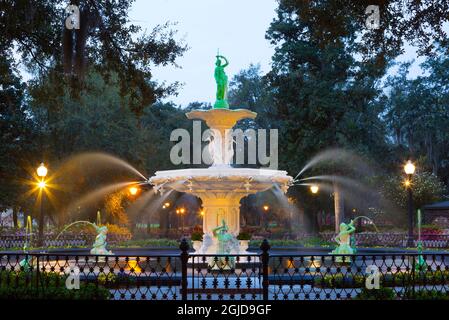 USA, Georgia, Savannah. Fontana di Forsyth alla celebrazione del giorno di San Patrizio. Foto Stock