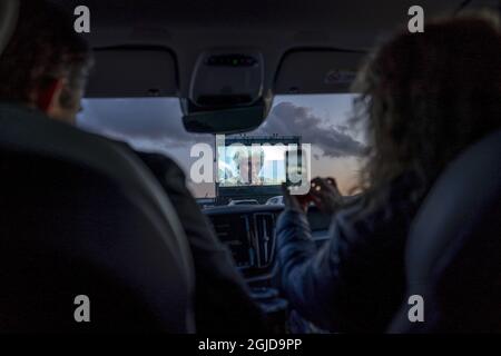 Il primo cinema drive-in di Gothenburg a Bananpiren a Frihamnen, Gothenburg è stato inaugurato venerdì 03 aprile 2020. Il pubblico si è seduto nelle loro auto e ha mantenuto la loro distanza sociale guardando il 'Peanut Butter Falcon' di Tyler Nilson e Michael Schwartz. Foto: Bjorn Larsson Rosvall / TT code 92000 Foto Stock