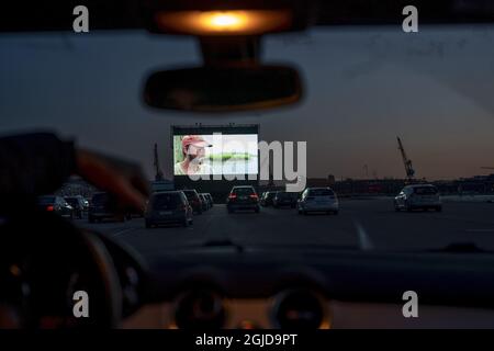 Il primo cinema drive-in di Gothenburg a Bananpiren a Frihamnen, Gothenburg è stato inaugurato venerdì 03 aprile 2020. Il pubblico si è seduto nelle loro auto e ha mantenuto la loro distanza sociale guardando il 'Peanut Butter Falcon' di Tyler Nilson e Michael Schwartz. Foto: Bjorn Larsson Rosvall / TT code 92000 Foto Stock