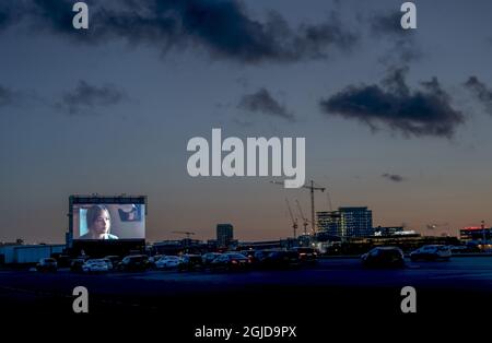 Il primo cinema drive-in di Gothenburg a Bananpiren a Frihamnen, Gothenburg è stato inaugurato venerdì 03 aprile 2020. Il pubblico si è seduto nelle loro auto e ha mantenuto la loro distanza sociale guardando il 'Peanut Butter Falcon' di Tyler Nilson e Michael Schwartz. Foto: Bjorn Larsson Rosvall / TT code 92000 Foto Stock