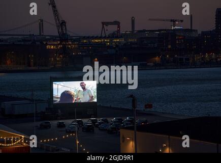 Il primo cinema drive-in di Gothenburg a Bananpiren a Frihamnen, Gothenburg è stato inaugurato venerdì 03 aprile 2020. Il pubblico si è seduto nelle loro auto e ha mantenuto la loro distanza sociale guardando il 'Peanut Butter Falcon' di Tyler Nilson e Michael Schwartz. Foto: Bjorn Larsson Rosvall / TT code 92000 Foto Stock