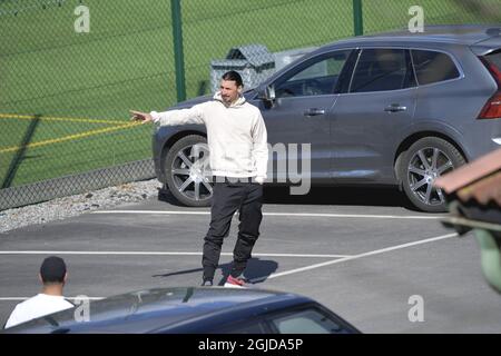 Zlatan Ibrahimovic lascia il campo di calcio di Arsta IP dopo essersi allenato con la squadra svedese Hammarby IF a Stoccolma, Svezia, il 09 aprile 2020. Zlatan Ibrahimovic ha acquistato un quarto delle azioni della squadra di calcio di Stoccolma Hammarby nel novembre 2019. Foto: Henrik Montgomery / TT code 10060 Foto Stock