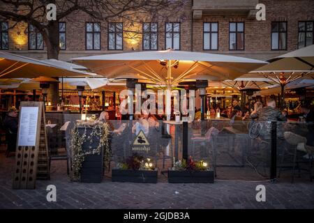 Le persone si divertono in ristoranti all'aperto, bar e cafÃ in mezzo alla pandemia del coronavirus a Lilla Torg a Malmo, Svezia, 22 aprile 2020. Foto: Krister Hansson / Aftonbladet / TT code 2512 Foto Stock
