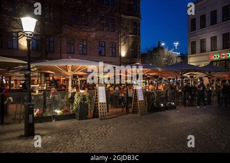 Le persone si divertono in ristoranti all'aperto, bar e cafÃ in mezzo alla pandemia del coronavirus a Lilla Torg a Malmo, Svezia, 22 aprile 2020. Foto: Krister Hansson / Aftonbladet / TT code 2512 Foto Stock