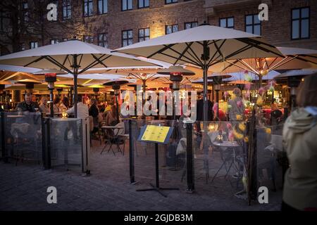 Le persone si divertono in ristoranti all'aperto, bar e cafÃ in mezzo alla pandemia del coronavirus a Lilla Torg a Malmo, Svezia, 22 aprile 2020. Foto: Krister Hansson / Aftonbladet / TT code 2512 Foto Stock