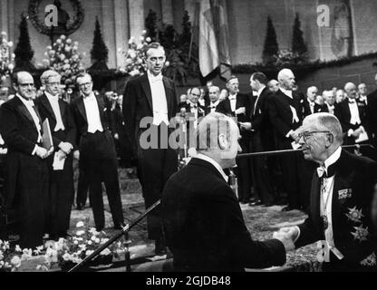 Fascicolo Svezia Nobel 1962. Francis Crick, Gran Bretagna riceve il premio dalle mani del re Gustaf VI Adolf di Svezia. Crick condivide il premio con James Watson (background) e Maurice Wilkins. Foto: TT code 194 Foto Stock