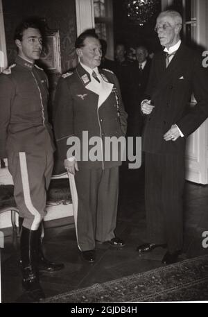 Re Gustaf V (a destra) assegna la Grande Croce dell'Ordine della spada al maresciallo tedesco Hermann Goring, insieme al principe ereditario svedese Gustav Adolf (a sinistra) a Berlino, Germania, 02 febbraio 1934. Foto: PRB / TT code 194 Foto Stock