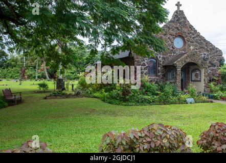 Mostra floreale presso la storica chiesa episcopale di Christ Memorial a Kilauea a Kauai, Hawaii, USA Foto Stock