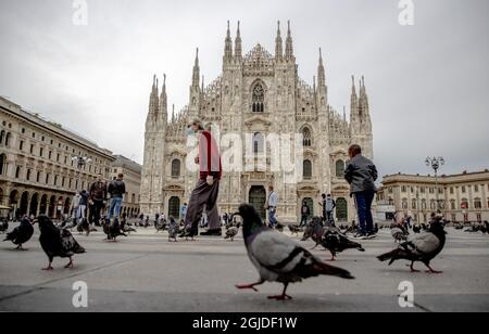 Nessun turista, solo pochi milanesi e i piccioni camminano sulla Piazza del Duomo di fronte al Duomo di Milano, il 10 giugno 2020. Foto: Adam IHSE / TT / code 9200 Foto Stock