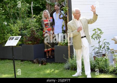 SOLLIDEN 20200627 la coppia reale svedese re Carl Gustaf e la regina Silvia fotografò durante l'inaugurazione della mostra giardino 'Idétradgardar 2020' al palazzo Solliden il 27 giugno in Svezia. Foto: Mikael Fritzon / TT / code 62360 ***SWEDEN OUT*** Foto Stock