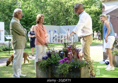 SOLLIDEN 20200627 la coppia reale svedese re Carl Gustaf e la regina Silvia fotografò durante l'inaugurazione della mostra giardino 'Idétradgardar 2020' al palazzo Solliden il 27 giugno in Svezia. Foto: Mikael Fritzon / TT / code 62360 ***SWEDEN OUT*** Foto Stock