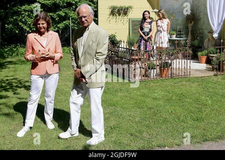 La coppia reale svedese re Carl Gustaf e la regina Silvia ha fotografato durante l'inaugurazione della mostra giardino 'Idétradgardar 2020' al Palazzo Solliden di Oland, Svezia, il 27 giugno 2020. Foto: Mikael Fritzon / TT / code 62360 Foto Stock