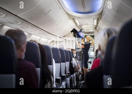 Assistente di volo che indossa maschera facciale e guanti di plastica durante il primo volo noleggiato TUI da Stoccolma, Svezia, il 02 luglio 2020, a Rodi in Grecia dallo scoppio della pandemia del coronavirus. Foto: Peter Wixtrom / Aftonbladet / TT code 2512 Foto Stock