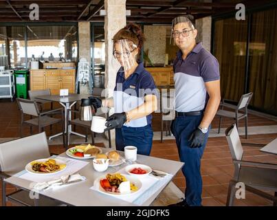 Il 3 luglio 2020 il personale indossa maschere protettive per il viso nel ristorante di uno degli hotel all inclusive sull'isola greca di Rodi. Le destinazioni turistiche in Grecia sono ancora tranquille a causa della corona pandemic, ma come il divieto di viaggio è revocato i turisti sono attesi per tornare. Foto: Peter Wixtrom / Aftonbladet / TT code 2512 Foto Stock