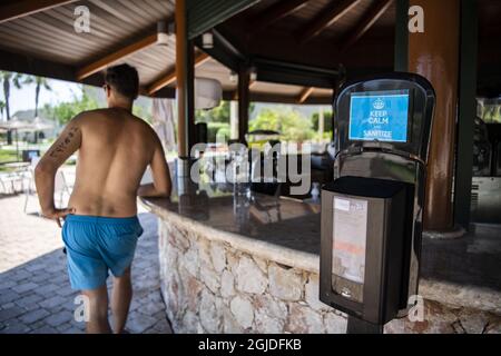 Vacanzieri nell'area piscina in uno degli hotel sull'isola greca di Rodi il 3 luglio 2020. Le destinazioni turistiche in Grecia sono ancora tranquille a causa della corona pandemic, ma come il divieto di viaggio è revocato i turisti sono attesi per tornare. Foto: Peter Wixtrom / Aftonbladet / TT code 2512 Foto Stock