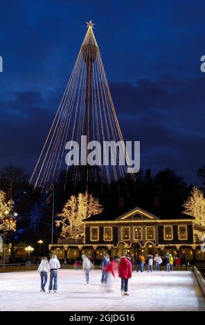 GOTHENBURG 20051206 pattinatori su una pista di pattinaggio sul ghiaccio al parco divertimenti Liseberg di Gothenburg. Il parco è sempre decorato con migliaia di luci per il mercato Christams. Foto: Peter Ericsson / SCANPIX Codice 65015 Foto Stock