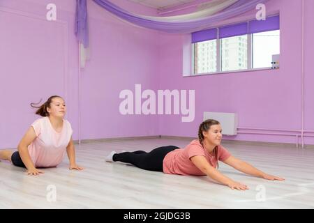 L'istruttore di danza della ragazza mostra gli elementi del numero ad un'altra ragazza. Allenamento di danza. Foto Stock