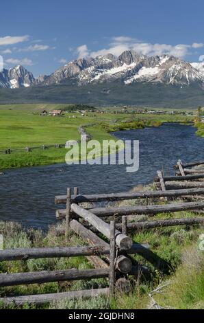 USA, Idaho. Sawtooth Mountains e Salmon River da Stanley Basin. Foto Stock