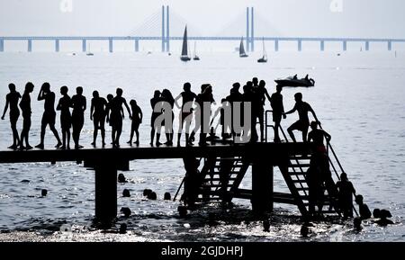 Le persone che si tuffano e si godono il sole e il clima caldo a Scaniabadet a Malmo, Svezia il 08 agosto 2020. Il ponte Oresund sullo sfondo. Foto: Johan Nilsson / TT / code50090 Foto Stock