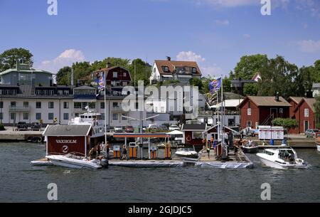 Barche presso il distributore di benzina di Vaxholm, nell'arcipelago di Stoccolma. Foto Janerik Henriksson / TT code 10010 Foto Stock