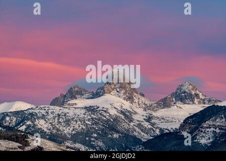 Tramonto e alpenglow sulle montagne di Teton da ovest, Teton Valley vicino a Driggs, Idaho Foto Stock