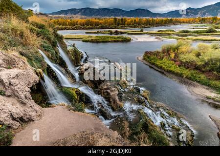 Il paesaggio delle cascate di Fall Creek e gli alberi autunnali di cottonwood vicino a Swan Valley e Idaho Falls Idaho Foto Stock