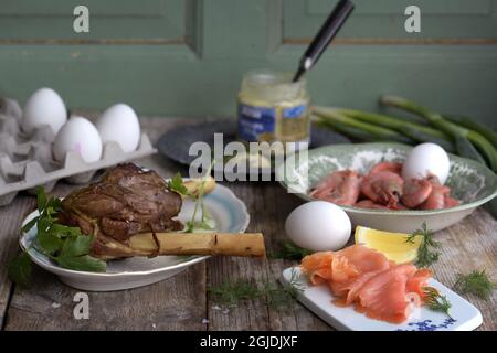 Cibo di Pasqua svedese: Una gamba di agnello, salmone affumicato, uova, gamberi e aringhe Foto: Janerik Henriksson / TT / codice 10010 Foto Stock