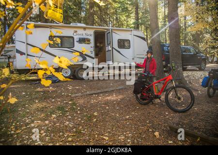 Tour dei ciclisti con eMTBs sul sentiero lungo 72 miglia del Coeur d'Alenes da Plummer a Mullan Idaho. (SIG.) Foto Stock