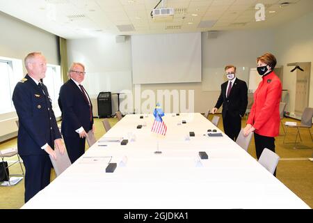 Il ministro svedese della Difesa Peter Hultqvist (L) e l'ambasciatore americano Ken Howery e il segretario dell'aviazione Barbara M. Barrett (R) hanno incontrato per biletaral la sicurezza regionale nelle immediate vicinanze e le questioni artiche al Clarion Hotel, Arlanda Airport fuori Stoccolma venerdì 28 agosto 2020. Foto: Fredrik Sandberg / TT code 10080 Foto Stock