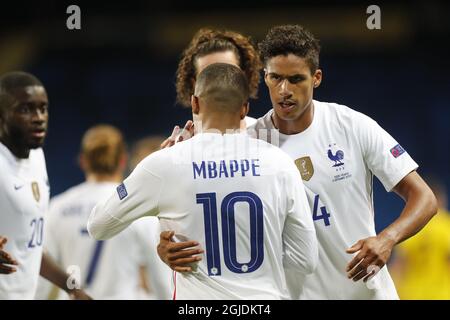 Il francese Kylian Mbappé si congratula con Raphael Varane dopo il suo obiettivo durante la partita di calcio della UEFA Nations League tra Svezia e Francia alla Friends Arena di Stoccolma, Svezia, 05 settembre 2020. Foto: Christine Olsson / TT / Kod 10430 Foto Stock