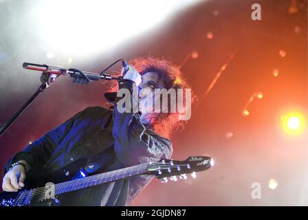 Robert Smith e il Cure si esibiscono durante un concerto a Stoccolma, Svezia. Foto Stock