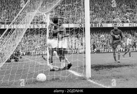 STOCCOLMA 1958-06-29 Brazils Vava (L) è abbracciato Pele dopo aver segnato il traguardo del 2-1 per prendere il comando nella finale della Coppa del mondo FIFA partita di calcio allo stadio Rasunda di Stoccolma, Svezia. Sullo sfondo il portiere svedese Kalle Svensson e Sigge Parling. Il Brasile ha vinto il 5-2 ed è diventato campioni del mondo per la prima volta, Foto: Pressens Bild / TT / codice: 190 Foto Stock