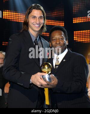 STOCCOLMA 2008-11-17 Zlatan e Pelé dopo il gala. L'attaccante svedese di Inter Milan, Zlatan Ibrahimovic, ha ricevuto il premio "The Ball of Gold" come miglior calciatore svedese 2008 alla cena di gala del 2008 al Globen Arena di Stoccolma, Svezia, 17 novembre 2008. Foto: Fredrik Sandberg / TT / Kod 10080 Foto Stock