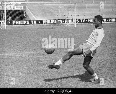FILE STOCCOLMA 1958-06-29 Pelé del Brasile durante una sessione di allenamento allo stadio Rasunda, a Stoccolma, Svezia, durante la Coppa del mondo FIFA 1958 Foto: Pressens Bild / TT / code: 190 Foto Stock