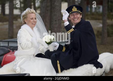 Charlotte Kreuger e Christoffer Cederlund al di fuori della Cappella Sandhamn nell'arcipelago Stockholms al loro matrimonio. Foto Stock