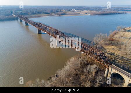 Vista aerea del ponte Union Pacific RR sul fiume Mississippi vicino a Thebes, Alexander County, Illinois. Foto Stock