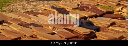 Un bancone del venditore di strada con taglieri in legno. Foto Stock