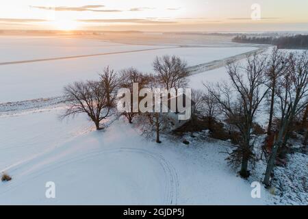 Vista aerea della Pleasant Grove Church all'alba in inverno, Marion County, Illinois. Foto Stock