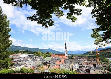 Vista di Bad Toelz, Oberbayern, incorniciata da alberi, con montagne sullo sfondo Foto Stock