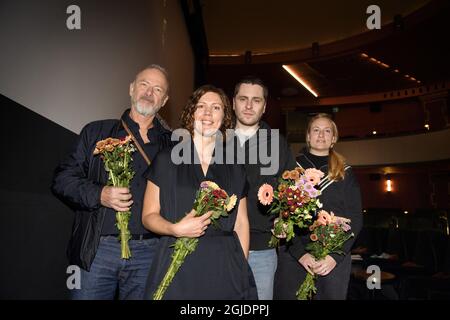 Direttore Amanda Kernell e attore Sverrir Gudnason con i produttori Lars G. Lindstrom (estrema sinistra) ed Eva Akergren (estrema destra) a Stoccolma, Svezia, 03 novembre 2020, dopo l'annuncio che il loro film 'Charter' è stato scelto come la candidatura svedese per l'Academy Award for Best International Feature Film Photo: Jessica Gow / TT code 10070 Foto Stock